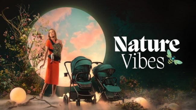 Eine Frau steht neben einem Kinderwagen, in dem sie ein Baby trägt, vor dem Hintergrund eines Kreises mit einem rosa und blauen Himmel. Nature vibes kinderkraft collection