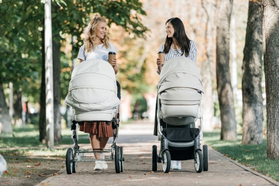 Der erste Spaziergang mit einem Neugeborenen - wie kann man sich darauf vorbereiten?